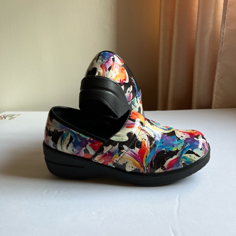 Savvy Women’s Slip Resistant Shoes Slip-On Style Size 7.5 - Picture 4 of 9
